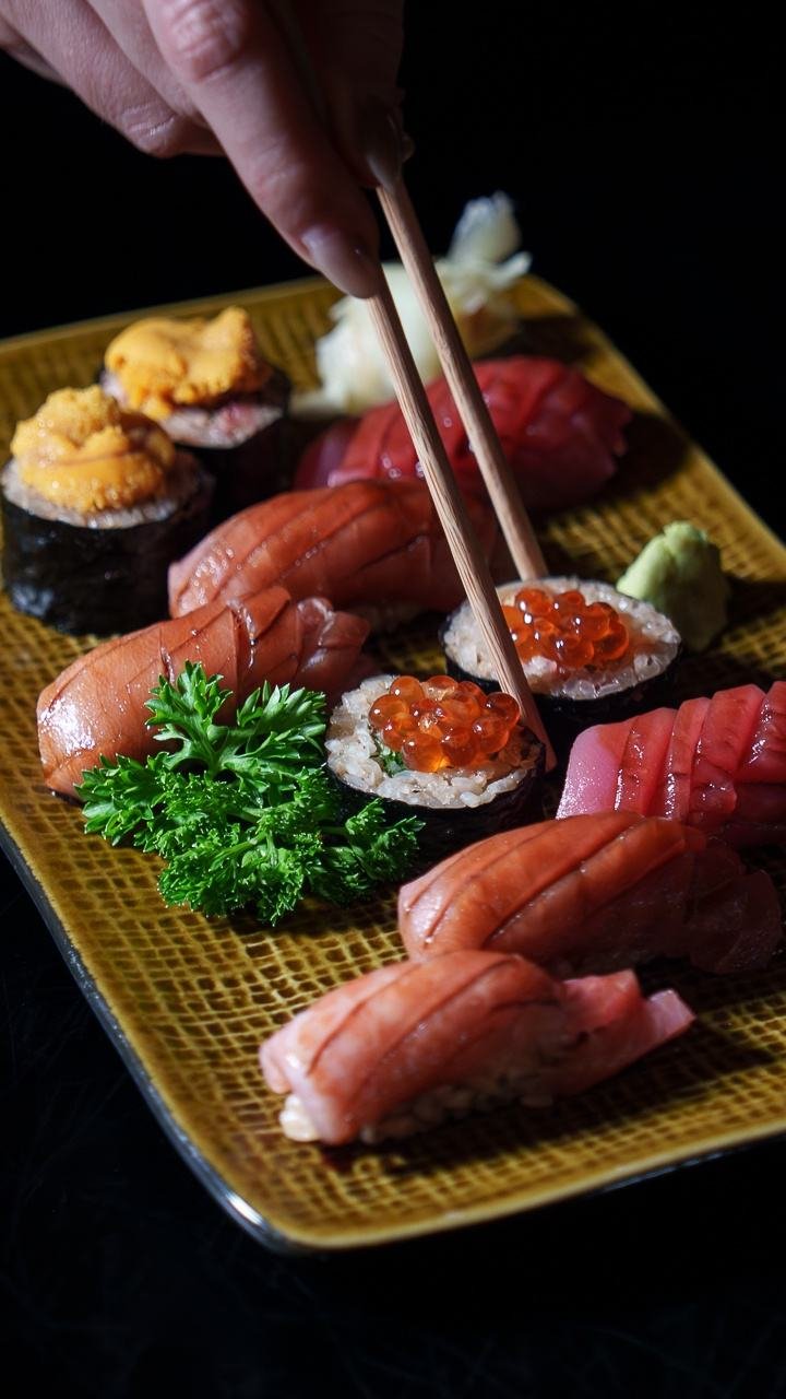 Travessa de nigiris de atum, ouriço e ovas de salmão